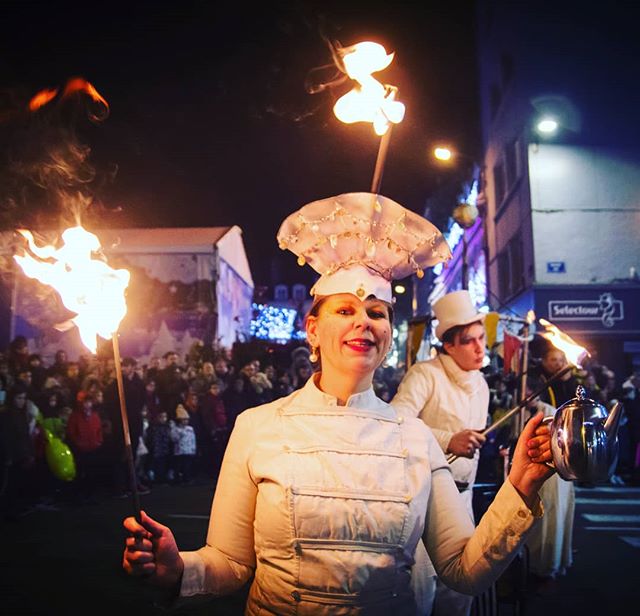 Balade euphorique &agrave; Boulogne Sur Mer. #ciedescendres #feu #fireshow #spectaclefeu #spectacle #euphorie #fire #firework #artdufeu #artsderue #parade #boulognesurmer #saintnicolas