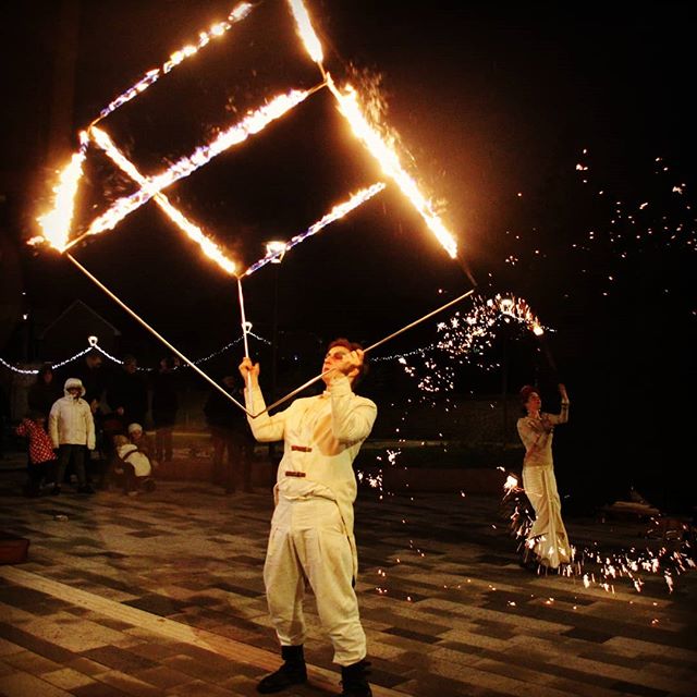 Euphorie &agrave; Loos ce week-end. #ciedescendres #feu #fireshow #spectaclefeu #spectacle #euphorie #fire #firework #artdufeu #artsderue #showmustgoon #show #licorne #letsgo #fireworks #f&ecirc;tes #jonglage #artistes #saintnicolas #loos