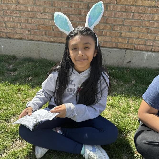 Reading is FUN-damental 📕📗📘📙

Our 2nd grade curious learners love being outside to catch up on their reading ☀️

#thatsPCS #premiercharterschool
📸: @miss_papachrisanthou