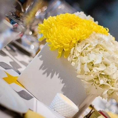 Settings for any event format are elevated with the use of @pantoneoff color of the year! #greyandyellow