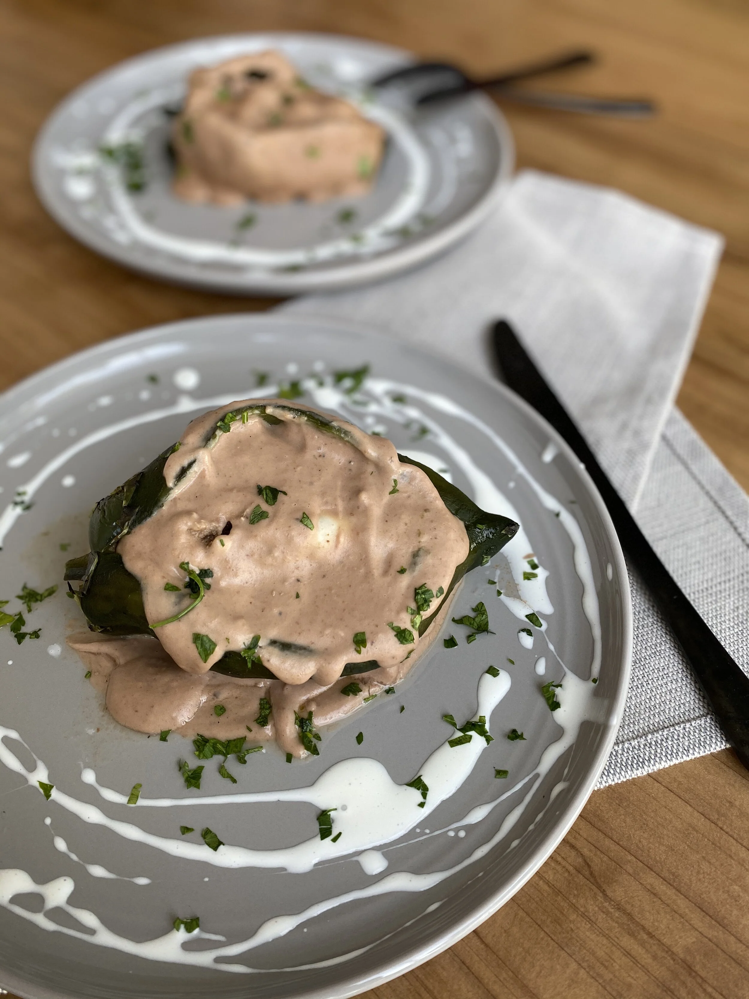 Chile relleno de Picadillo en Salsa de Frijol