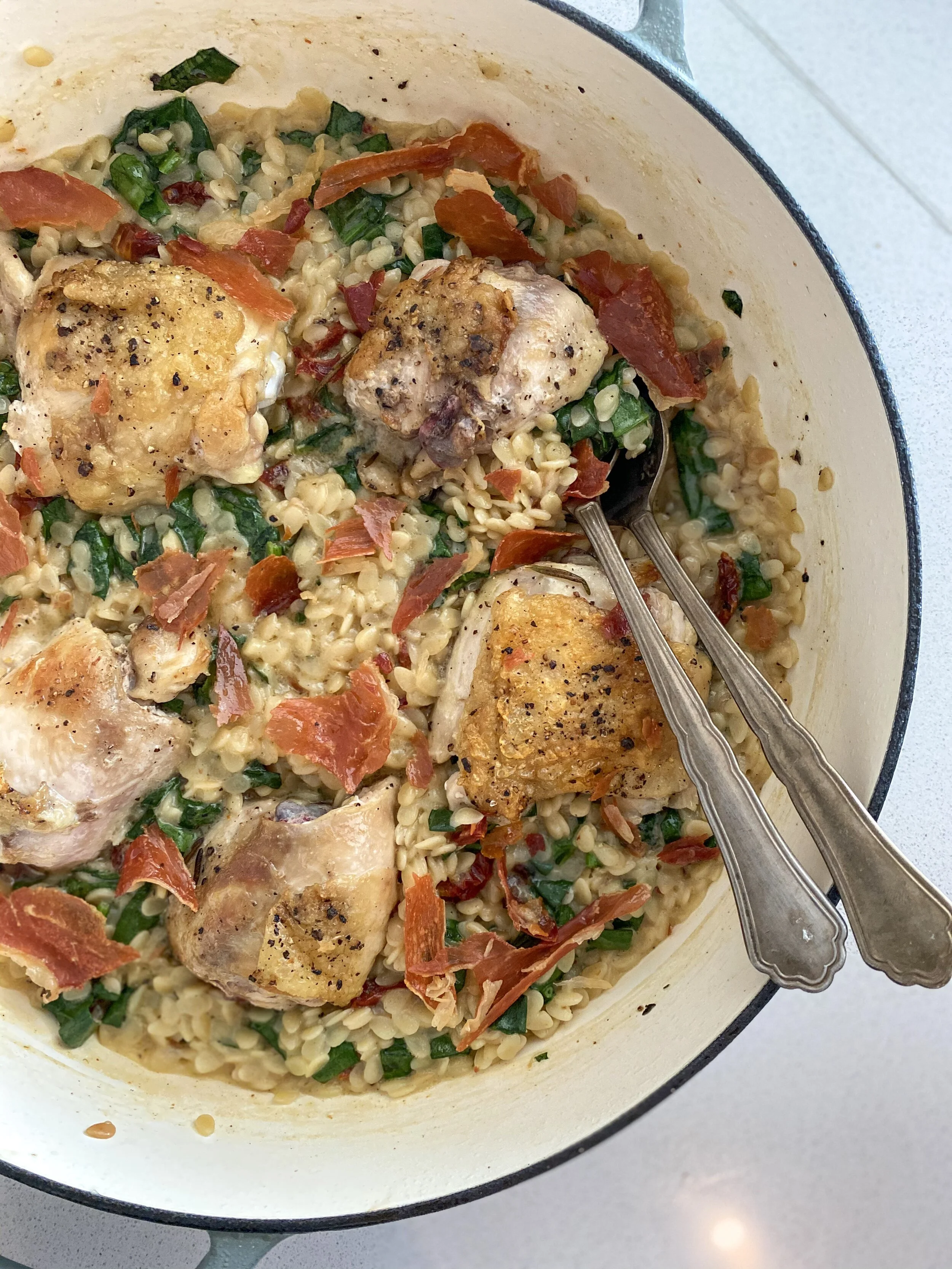 ORZO CON POLLO, ESPINACAS, TOMATE DESHIDRATADO Y PROSCIUTTO CRUJIENTE