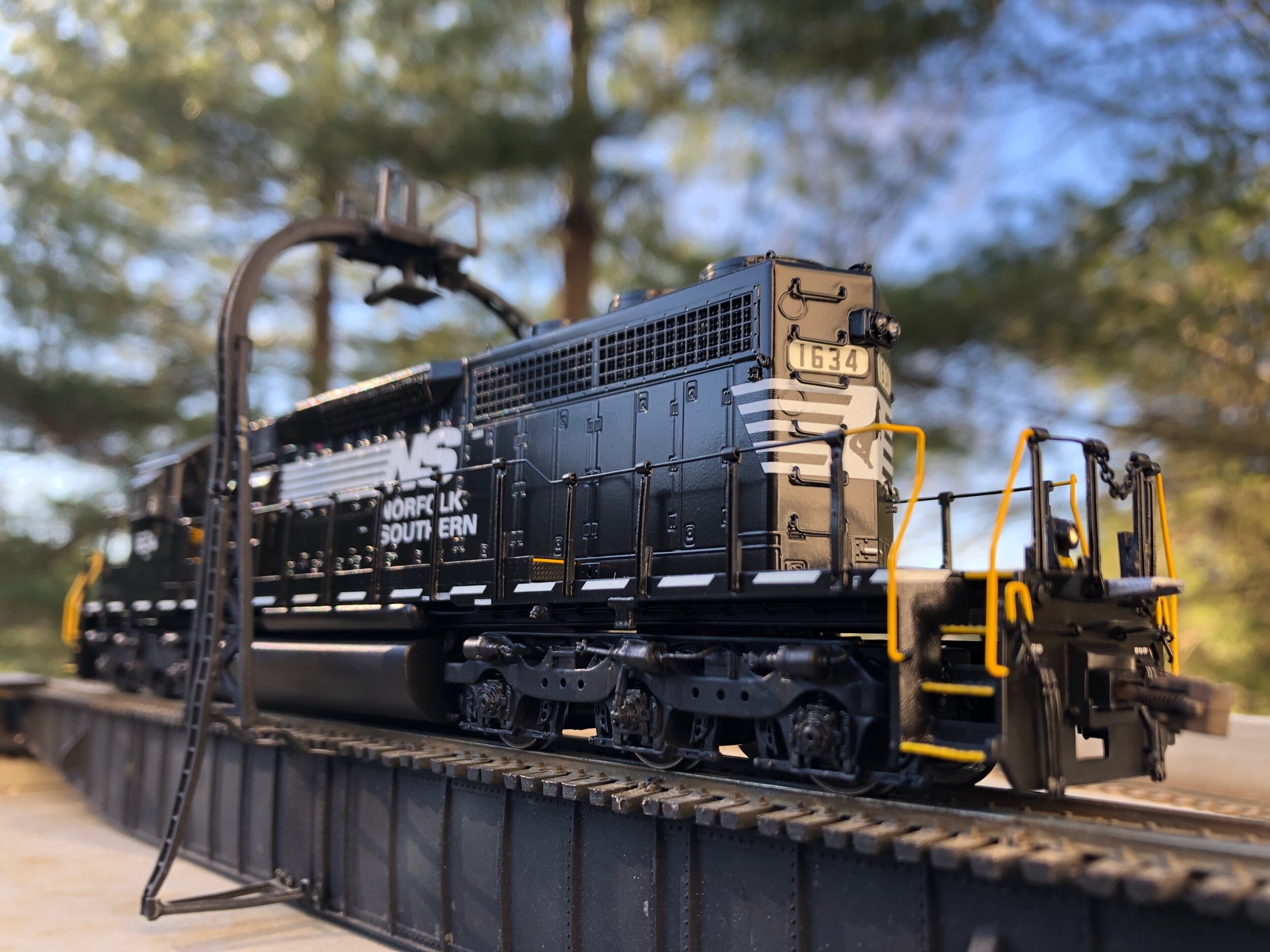 ECC3554F-1904-4990-B74A-DABF1BD3B16E