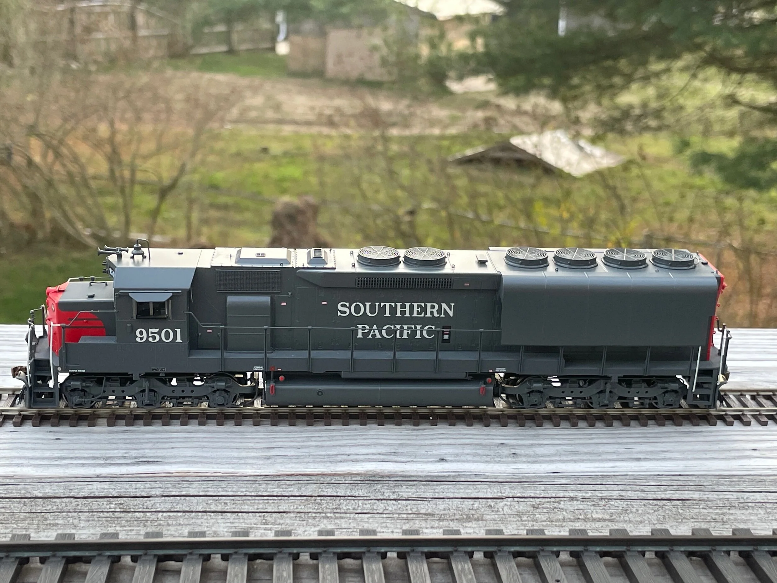 09B0915F-0F82-4F60-8D18-76D76046D847