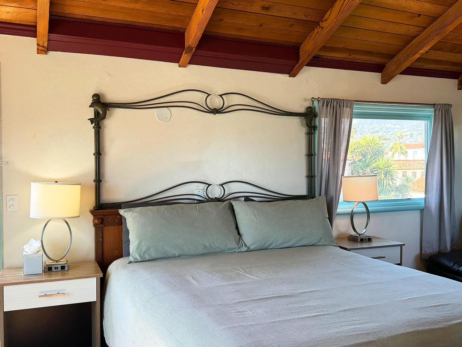 AlaMarInn-PenthouseSuite-Bed.jpg