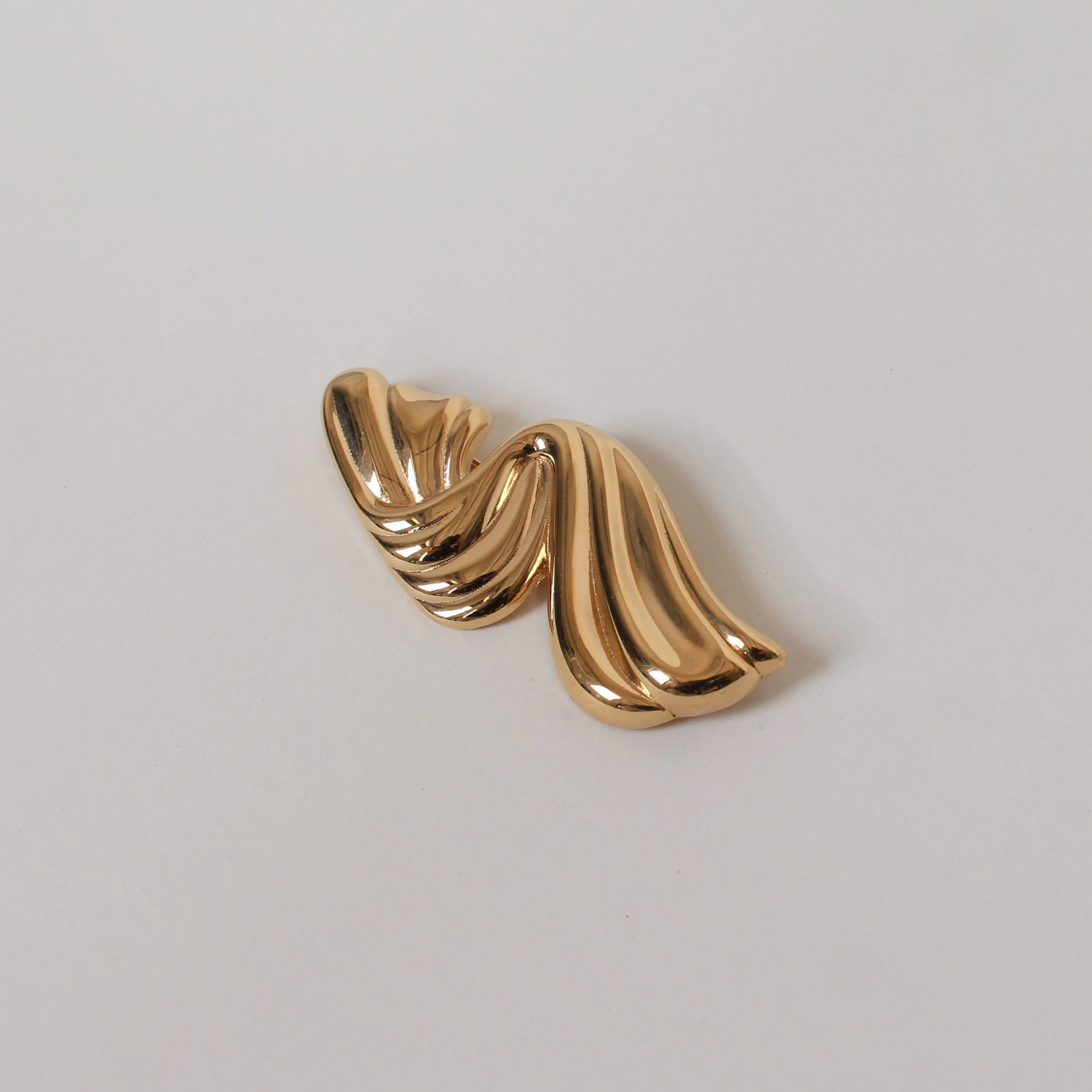 Vintage Gold Tone Wavy Brooch