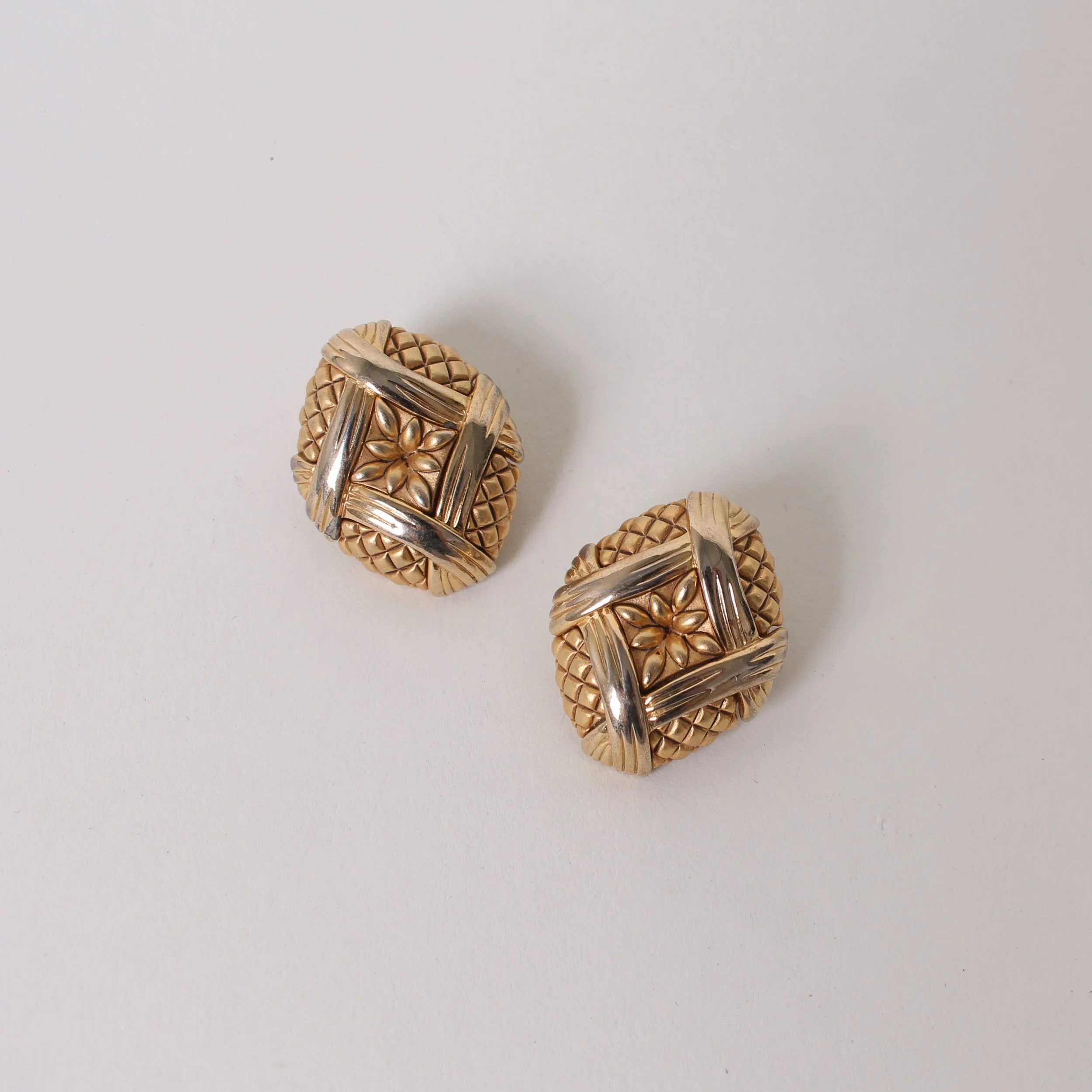 Vintage Oscar de la Renta Clip On Earrings