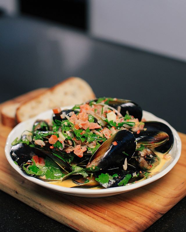 Peri peri mussels cooked in Ashgrove butter, soaked up with sourdough bread. Check out the recipe on our website (link in bio) @ashgrovecheese #ashgrovecheese #ashgrovemilk #ashgrovecream #ashgrovebutter #foodlabshow #sbsfood