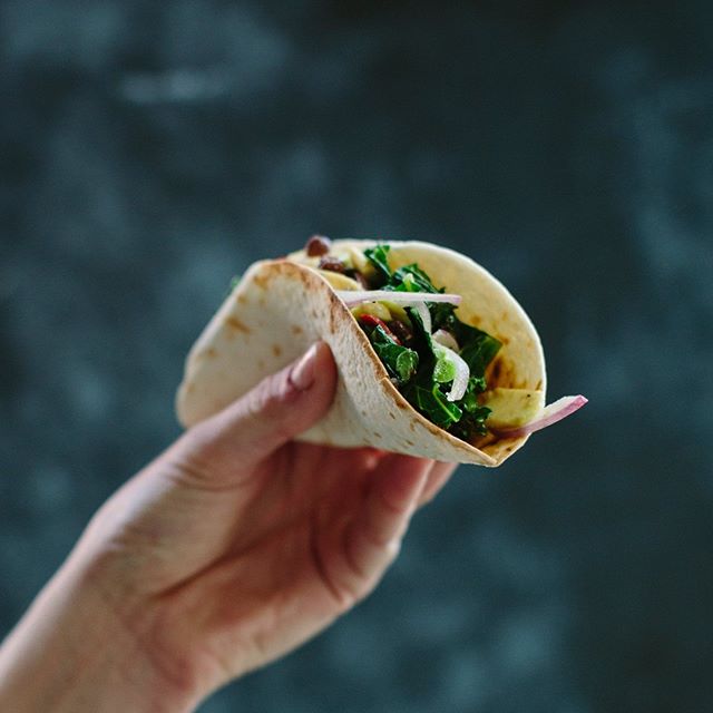 Beans & Greens taco, a great vegetarian option and packed with goodness 👌 Recipe link in bio @oldelpaso #oldelpaso #makeitmexican