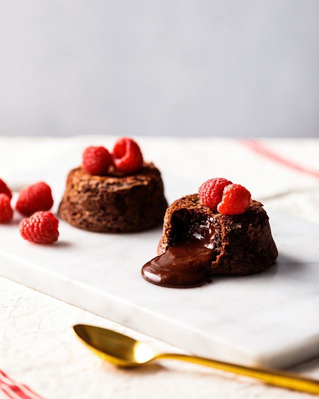 How drool-worthy are these chocolate lava cakes? 🤤 Guaranteed to satisfy any sweet tooth! Try them out for yourself, recipe over on our website (link in bio) @four_roses_flour #fourrosesflour #4rosesflour #foodlabshow #sbsfood #lavacakes