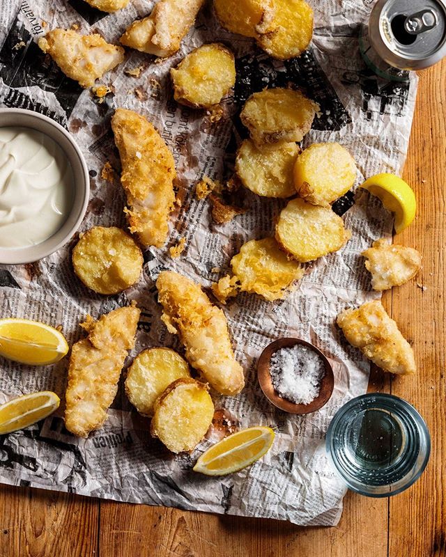 Crispy tempura fish and chips? Yes please! The perfect weekend lunch 🎉 Link to the recipe in our bio @four_roses_flour #fourrosesflour #4rosesflour #foodlabshow #sbsfood #tempurafish