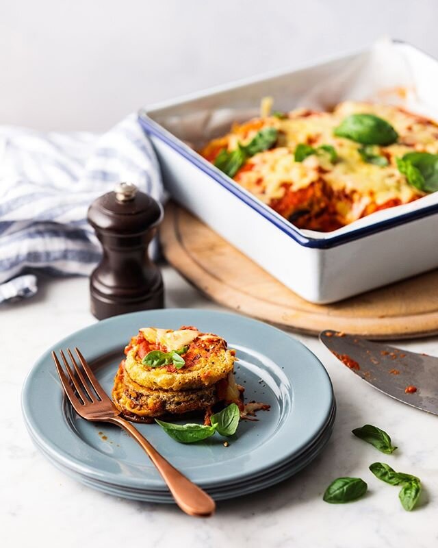 Where are all the parmigiana lovers at? ✋ If you haven&rsquo;t tried this eggplant parmigiana recipe yet, you&rsquo;re missing out! Head on over to our website to check it out (link in bio) @four_roses_flour #fourrosesflour #4rosesflour #foodlabshow 