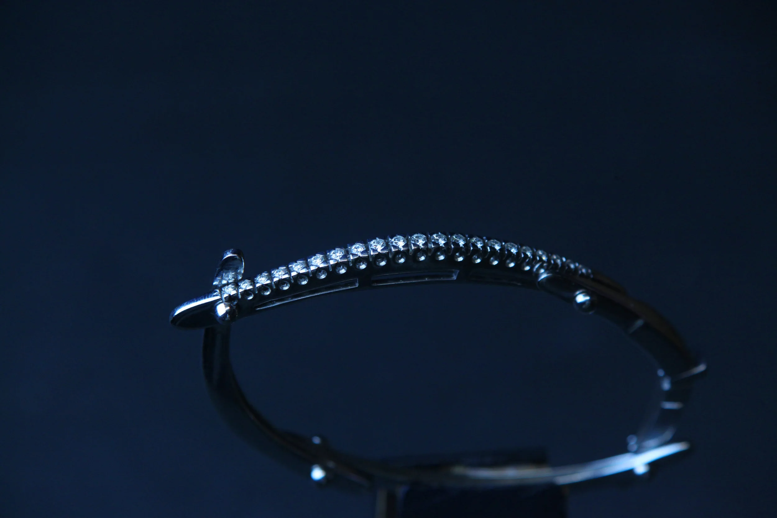 Hvidguld armbånd (redigeret).jpg