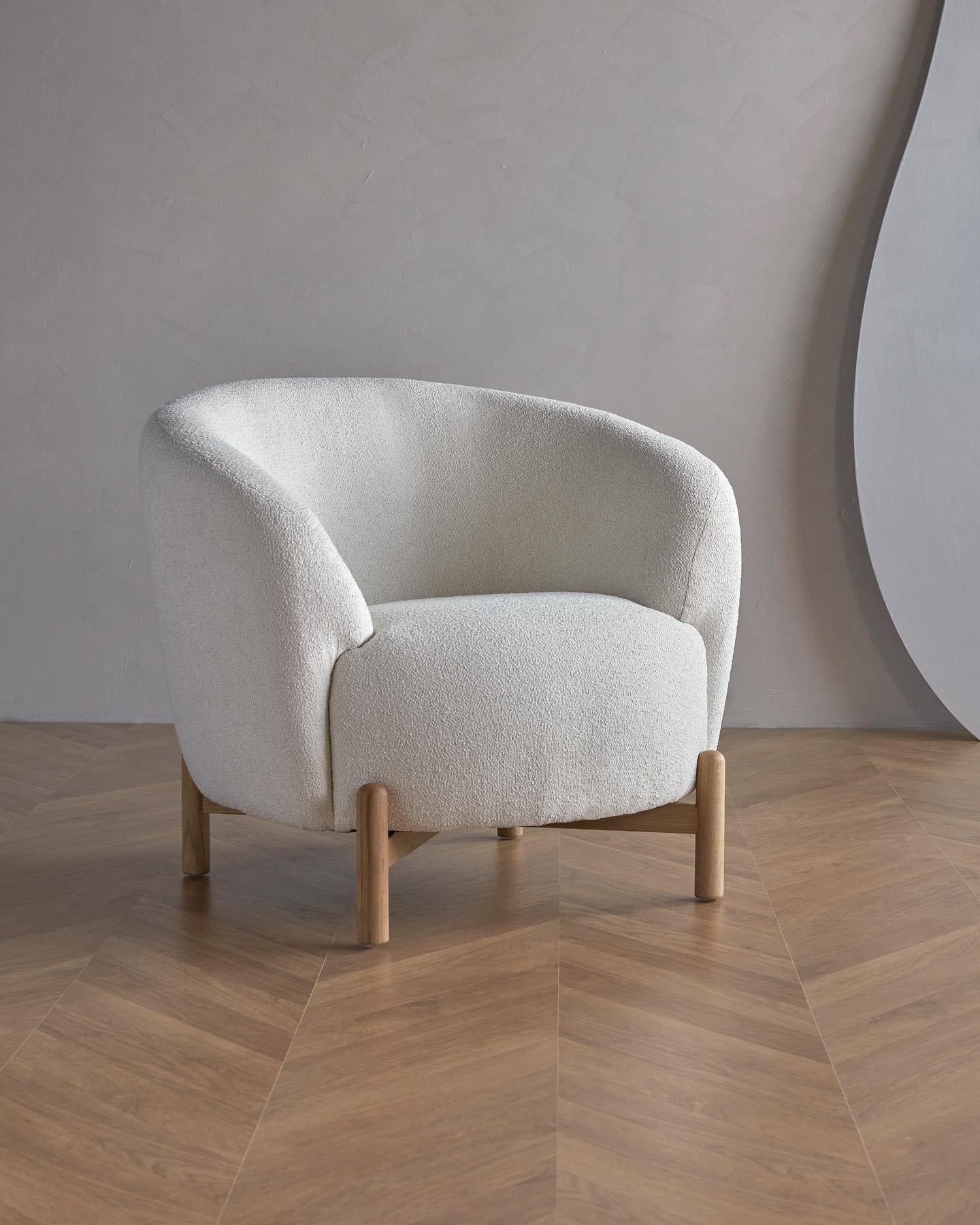 Gran Lounge Chair with solid oak legs. The idea behind Gran was to create a comfortable lounge chair with character, presence &amp; personality.
.
.
Designed by @oliverlukasweisskrogh 
.
.
#weisskrogh #nordiskehjem #mittnordiskehjem #boligindretning 