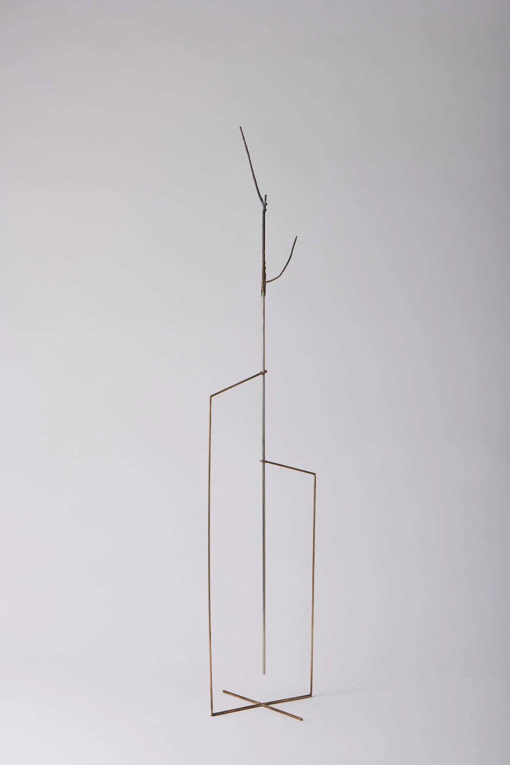   Held structure , 2025 bronze, stainless steel 67 × 15 × 15 cm 