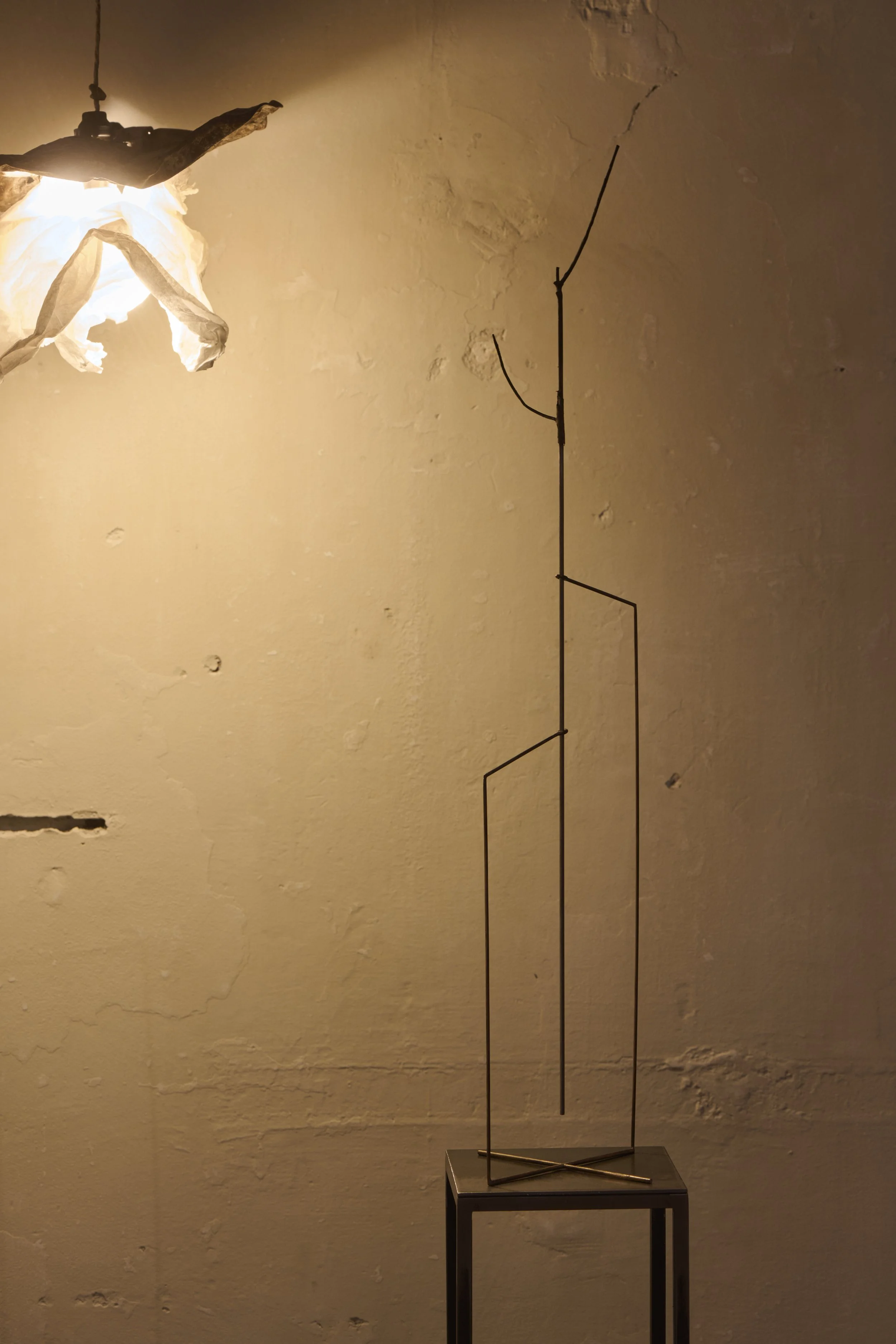   Held structure , 2025 bronze, stainless steel 67 × 15 × 15 cm 