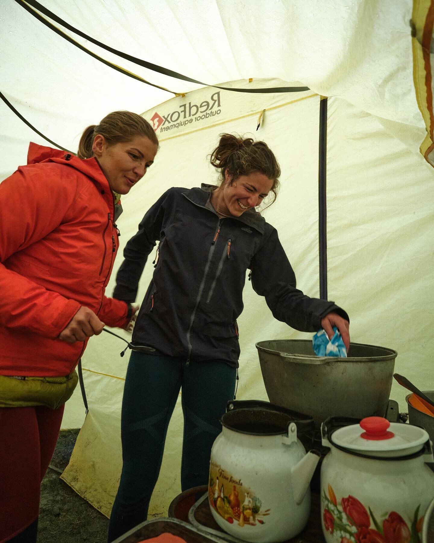 ⚠️ Disclaimer: I promise all cooking duties were distributed equally&hellip;

Rachel and Ewa saving the day with some home made hot chocolate. Not sure where the chocolate came from.

#expedition #basecamp #extremecooking #cooking #livebreatheoutdoor