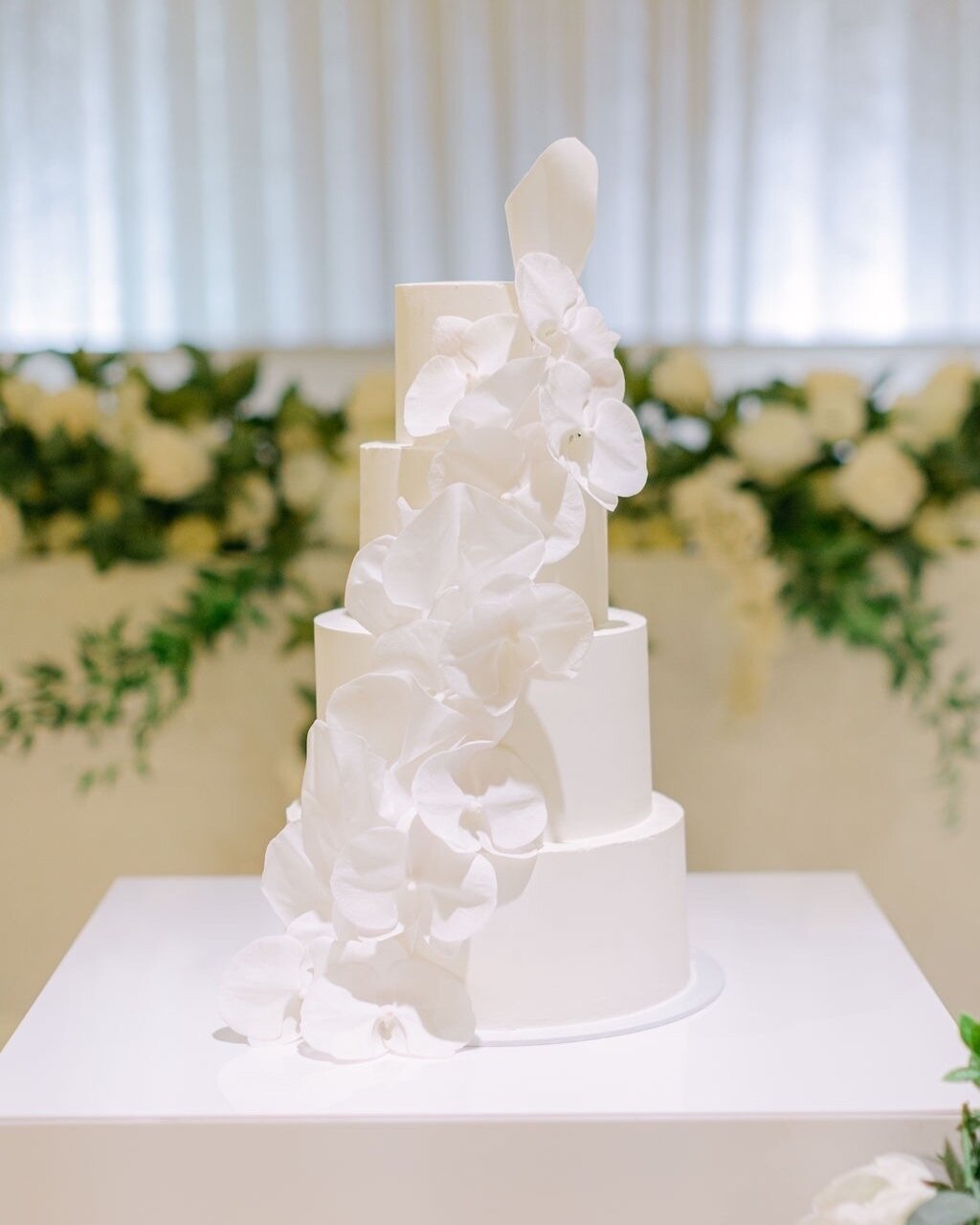 Melissa &amp; Hung 🤍 // 
4 Tiers of pure love, with a cascade of orchids and wafer paper 🤍
All Tiers different flavours, Blueberry Lemon, White Chocolate &amp; Almond. Nutella Pretzel and Coconut &amp; Finger lime 🤍

Team;
Stylist - @Vickyrahmicev