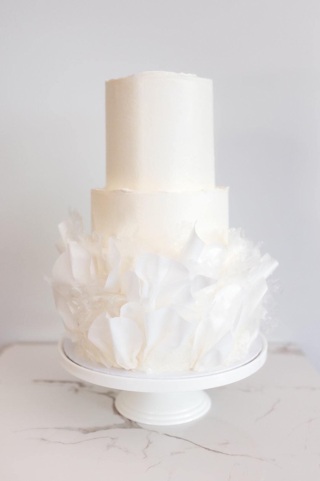 Swan Lake 🦢 //
Naming this cake the &quot;Swan Lake&quot; wedding cake, each layer adorned in ethereal wafer paper features and feathers 🦢🍰

Stunning Photo by @kathyoungphotography 

#Sieveandstone 

.
.
.
#perthweddings #perthbrides #perthbrideto