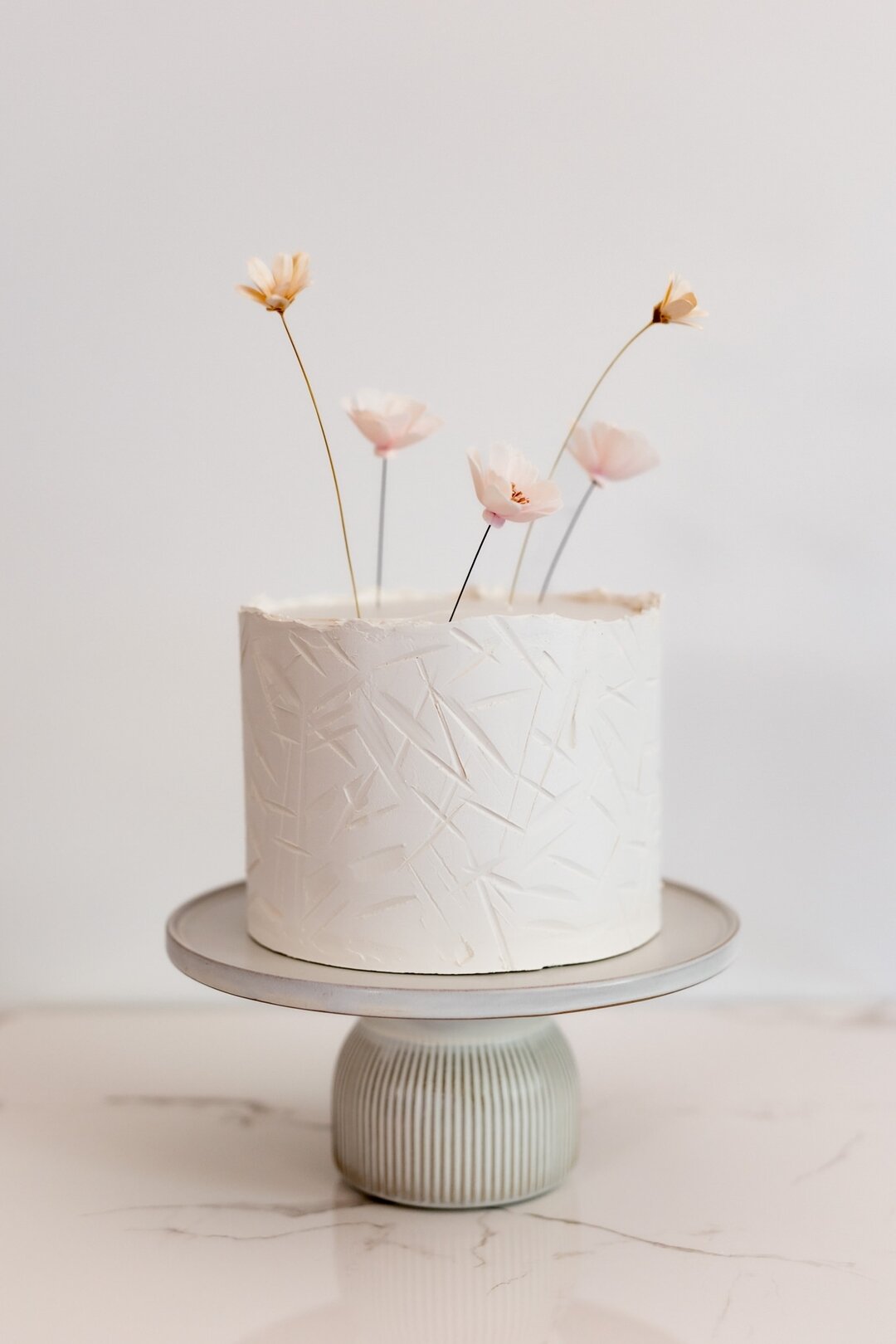 Anti-Bride Cake 🍰🌸//
Who says wedding cakes can't be rebellious? 🌸✨ 

⁣Embrace your inner anti-bride with a cake as unique as you are &ndash; adorned with flowers and jagged textures. 

Because rules are meant to be broken, especially when it come