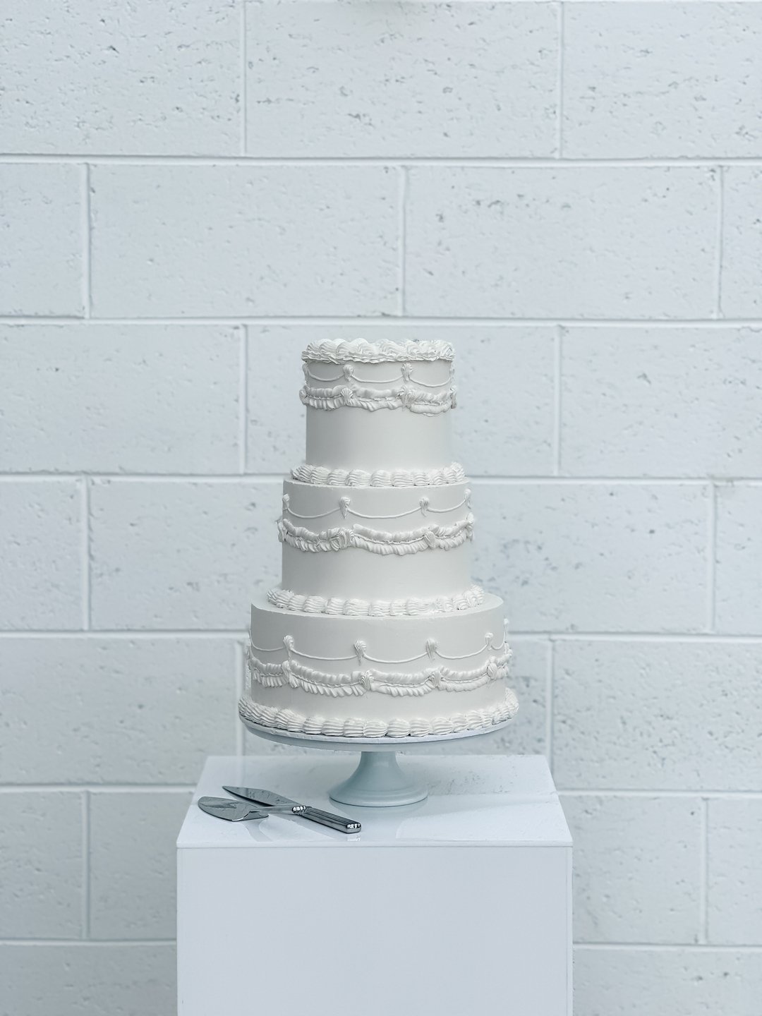 Lambeth Beauty 💞// 
Summer Love for Isabella &amp; Hugh, who were married at @assemblyyard in December 💞

While we've only crafted a few &quot;Lambeth Style&quot; Cakes, this one is truly special and reflects the elegance of our style at Sieve &amp