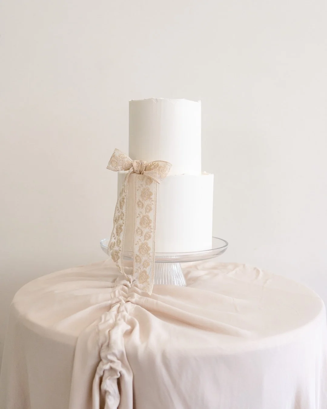 The Bow Cake 🎀
A textured gold and ivory bow, simple, elegant, and for the modern couple who loves thoughtful detail.
Cake – @sieveandstone
Photography – @_westerly 
Table linen – @sideserve
#sieveandstone #thebowcake #perthweddi