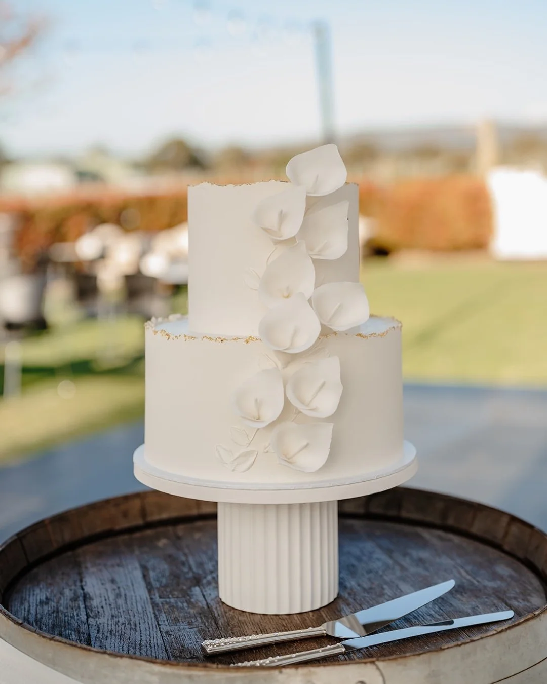 G &amp; J ✨
A September wedding layered in soft elegance,  gold leaf&ndash;gilded edges, handcrafted sugar orchids, and subtle floral textures throughout.

Lovingly organised by their sister and mum, every detail felt personal and full of heart 🤍

T