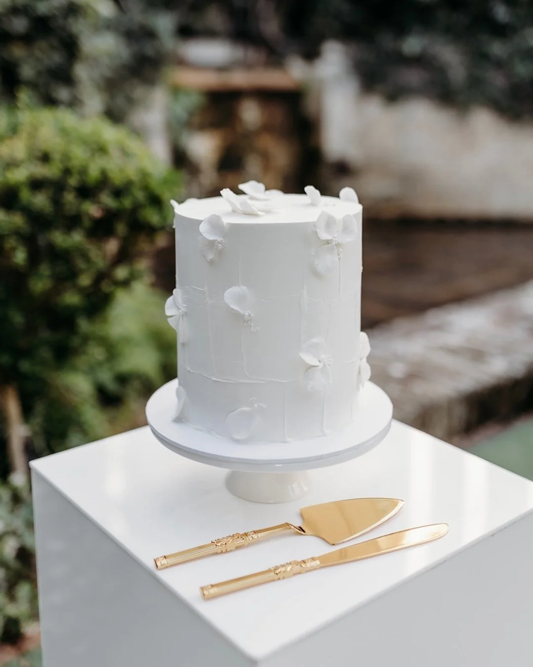 Anastasia &amp; Ricky ✨
White Chocolate and Almond Cake, finished with soft, hand-made petals and delicate detailing throughout.

A cake designed to feel timeless with textures and one of our most popular flavours 🤍

Captured so effortlessly by Sara