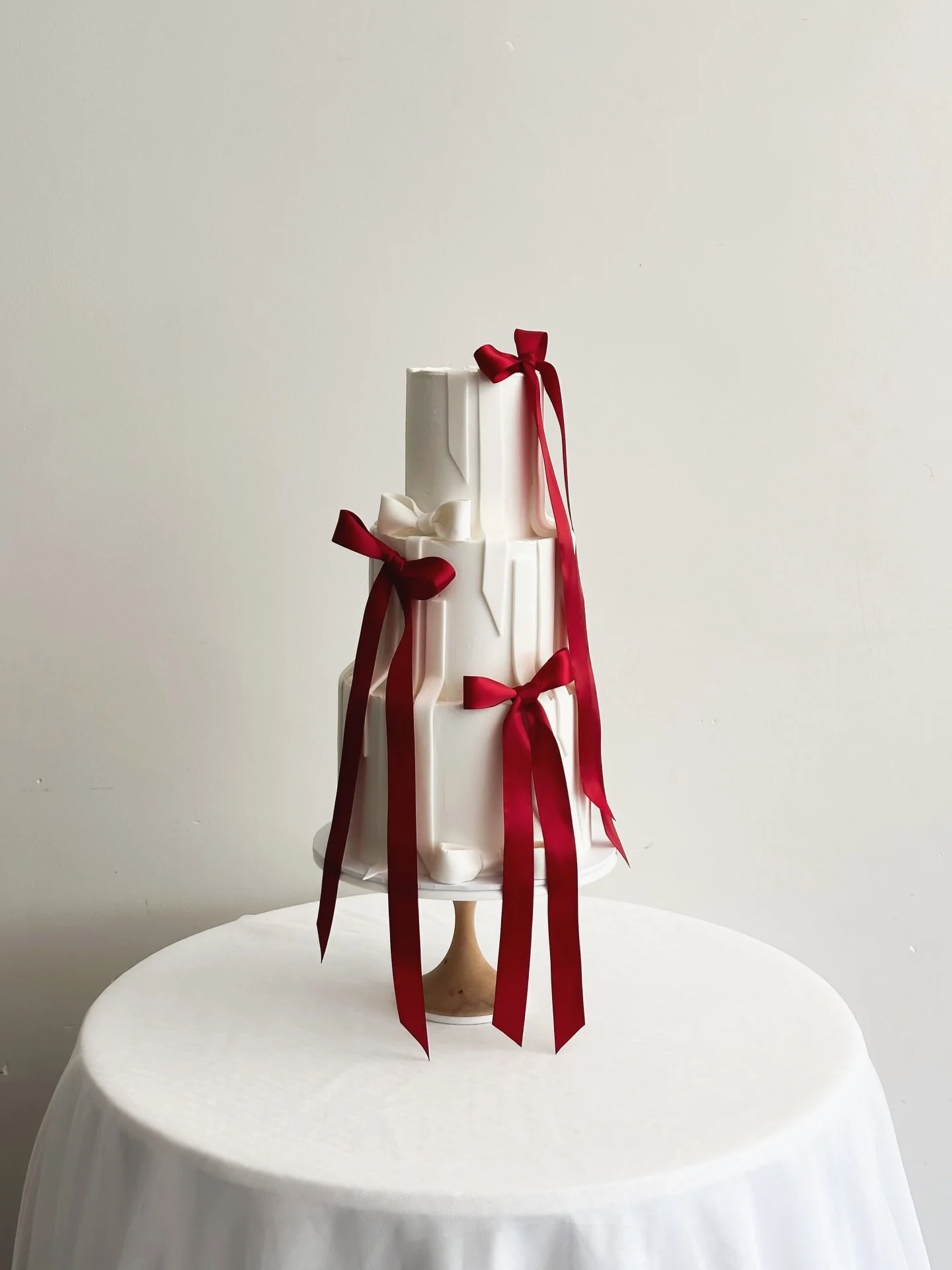 A little drama never hurt anyone ❤️&zwj;🔥❤️
This three-tier beauty finished with hand-made bows,  red bows, layered detailing, and all the vintage, but modern romance. 

Proof that a cake can be both timeless and make a statement ✨

Such a dream bri