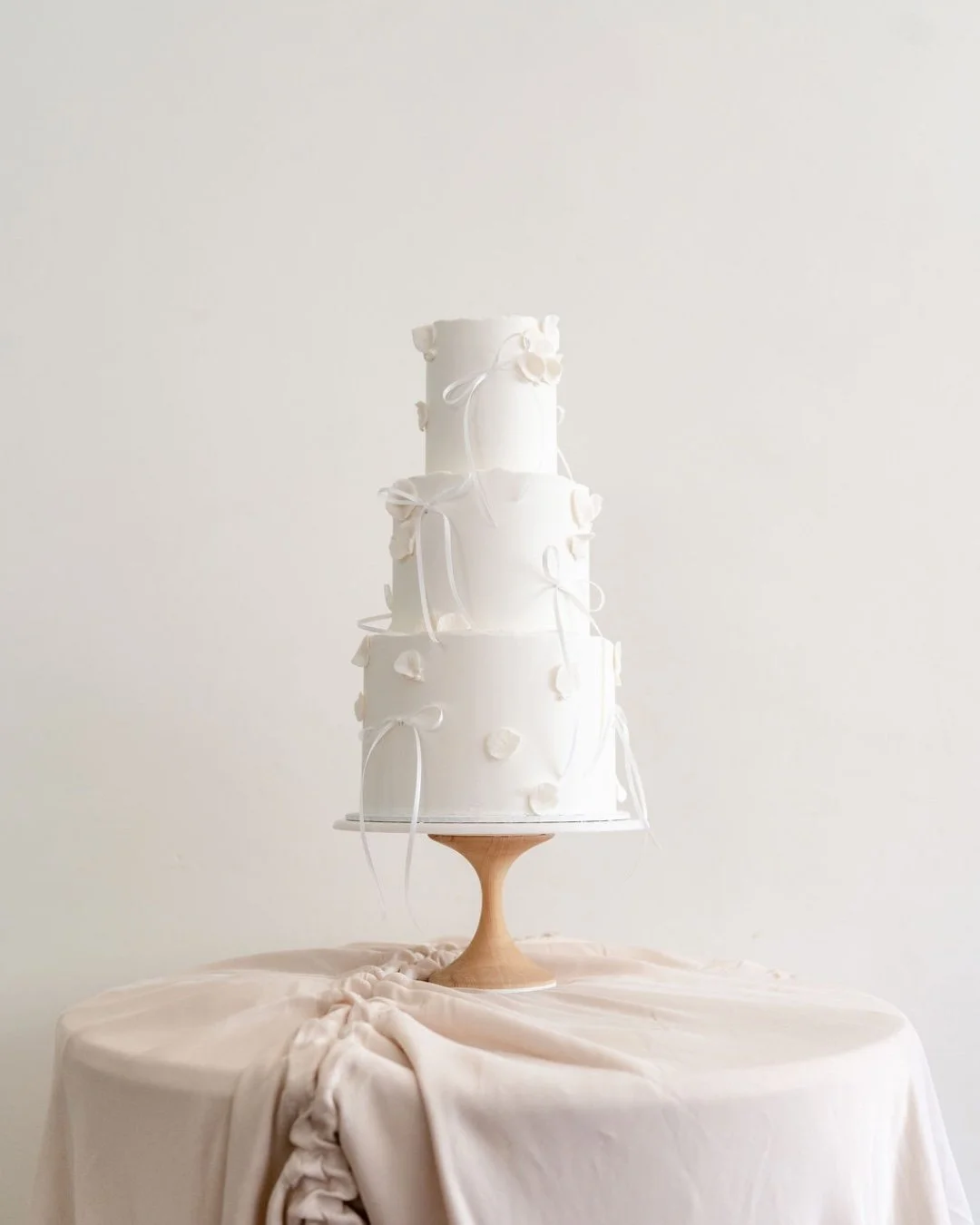 ✨ Petals, bows &amp; pearls&hellip; ✨
We are absolutely in love with the pretty, romantic cakes coming through for the season ahead. Soft details, timeless textures and designs. 

We&rsquo;re now taking bookings 18 months in advance. Please note, pop