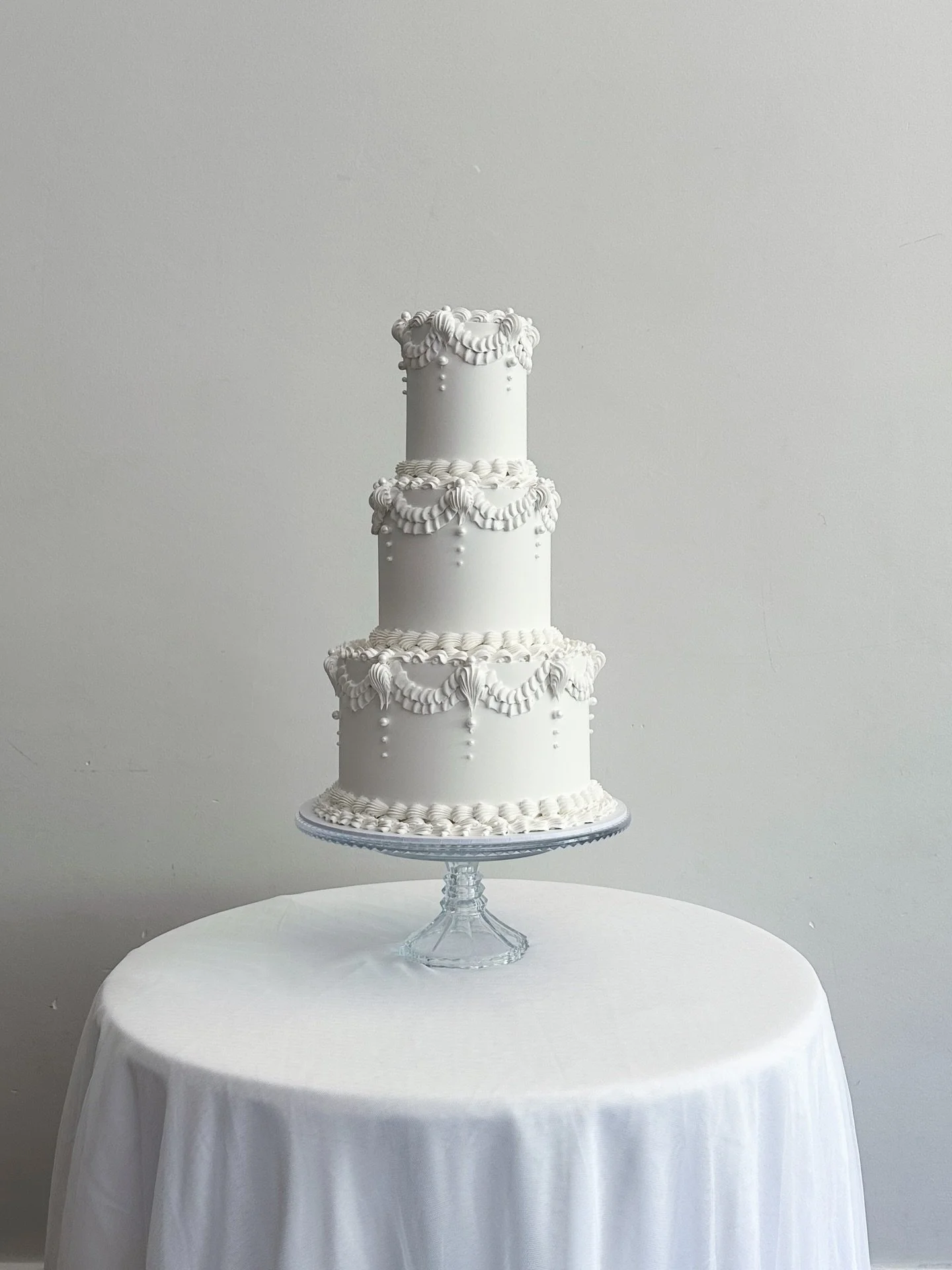 H &amp; R 🤍✨
A romantic Lambeth design finished with delicate pearls, set against the backdrop of their beautiful private property. Timeless, elegant and made to be celebrated with a lovely couple. ✨

Team; 
Cake: @sieveandstone
Styling: @confettian