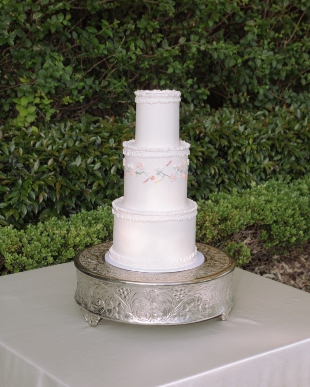 Back in November 🤍
A romantic three-tier design with hand-piped florals, delicate, detailed and entirely crafted by hand. 

There&rsquo;s something about a garden setting when the weather behaves 🤍

Team;
Creative concept, styling, stationery &amp;