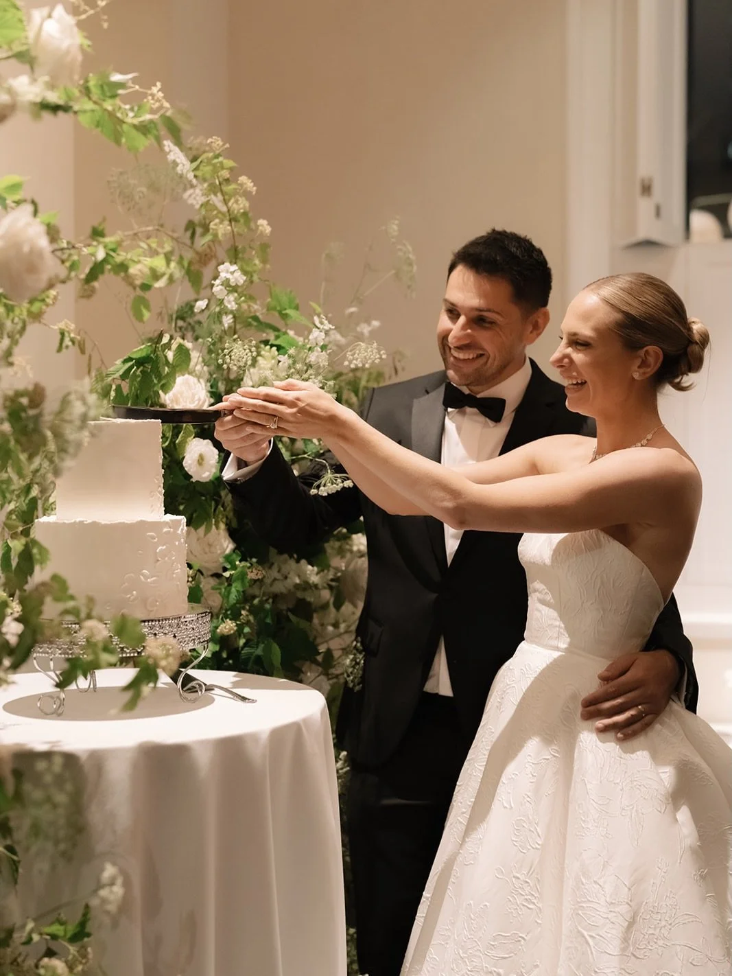 Lauren &amp; Aaron 🤍✨
A soft two-tier wedding cake finished with delicate petals and flowers. One of those designs where every texture is carefully applied by hand. I absolutely loved creating this one.✨
With the most talented vendors, and stunning 