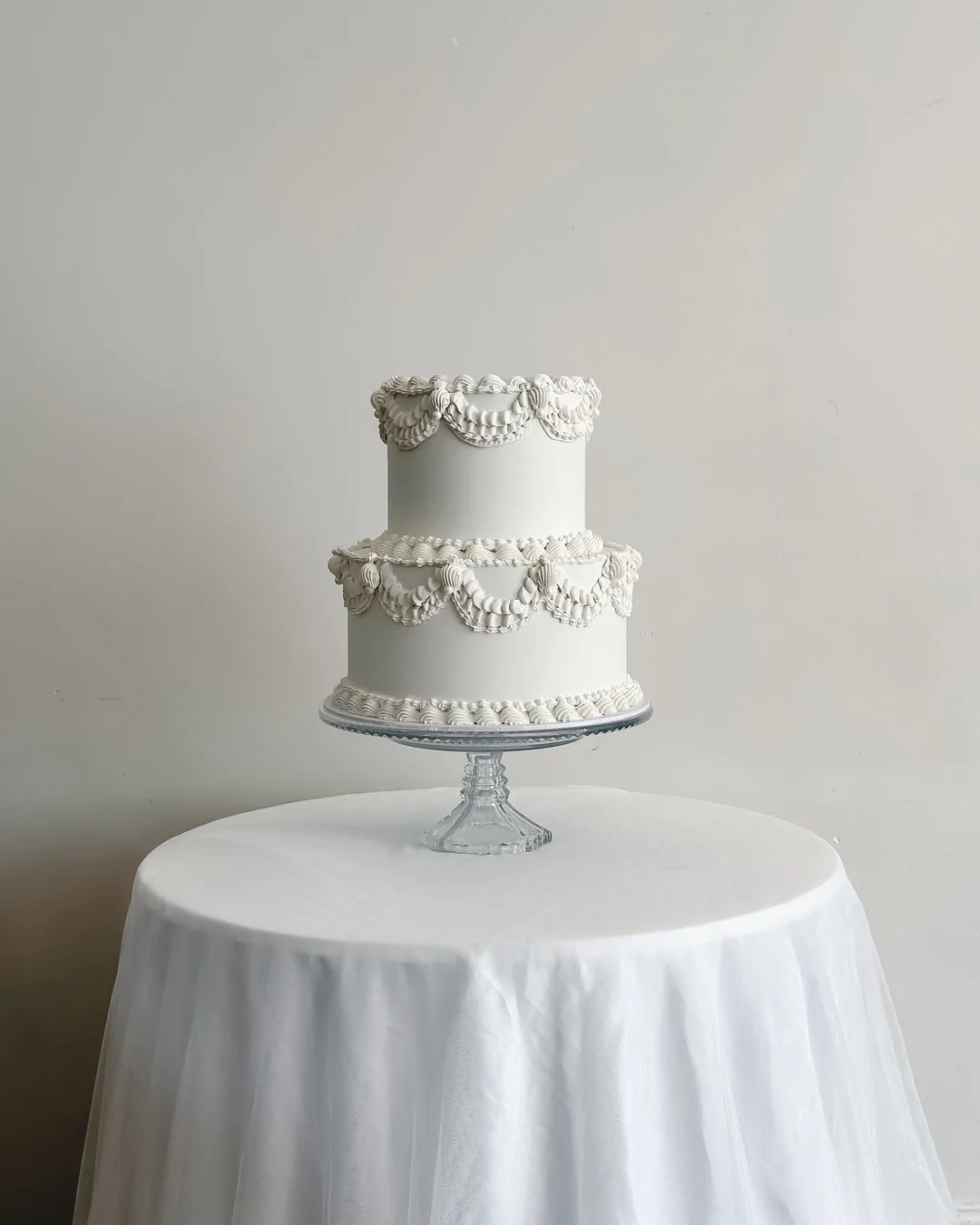 M &amp; A 🤍✨
A November wedding at Olio Bello, Margaret River! Such a beautiful setting to bring this one to life alongside Bertie Does ✨
A classic Lambeth design, softly piped with white pearls wrapping each tier. Simple, romantic and timeless, Bef