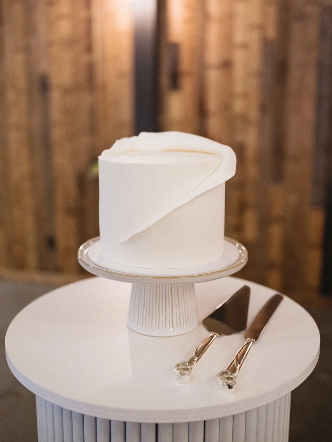 🤍 D &amp; H 🤍
A single tier, but every detail considered 🤍
This fondant wave design was all about movement and softness with clean, sculptural lines. With a beautiful team 🤍

Team Details; 
Photographer &amp; Videographer: @mitchandtijana 
Weddin