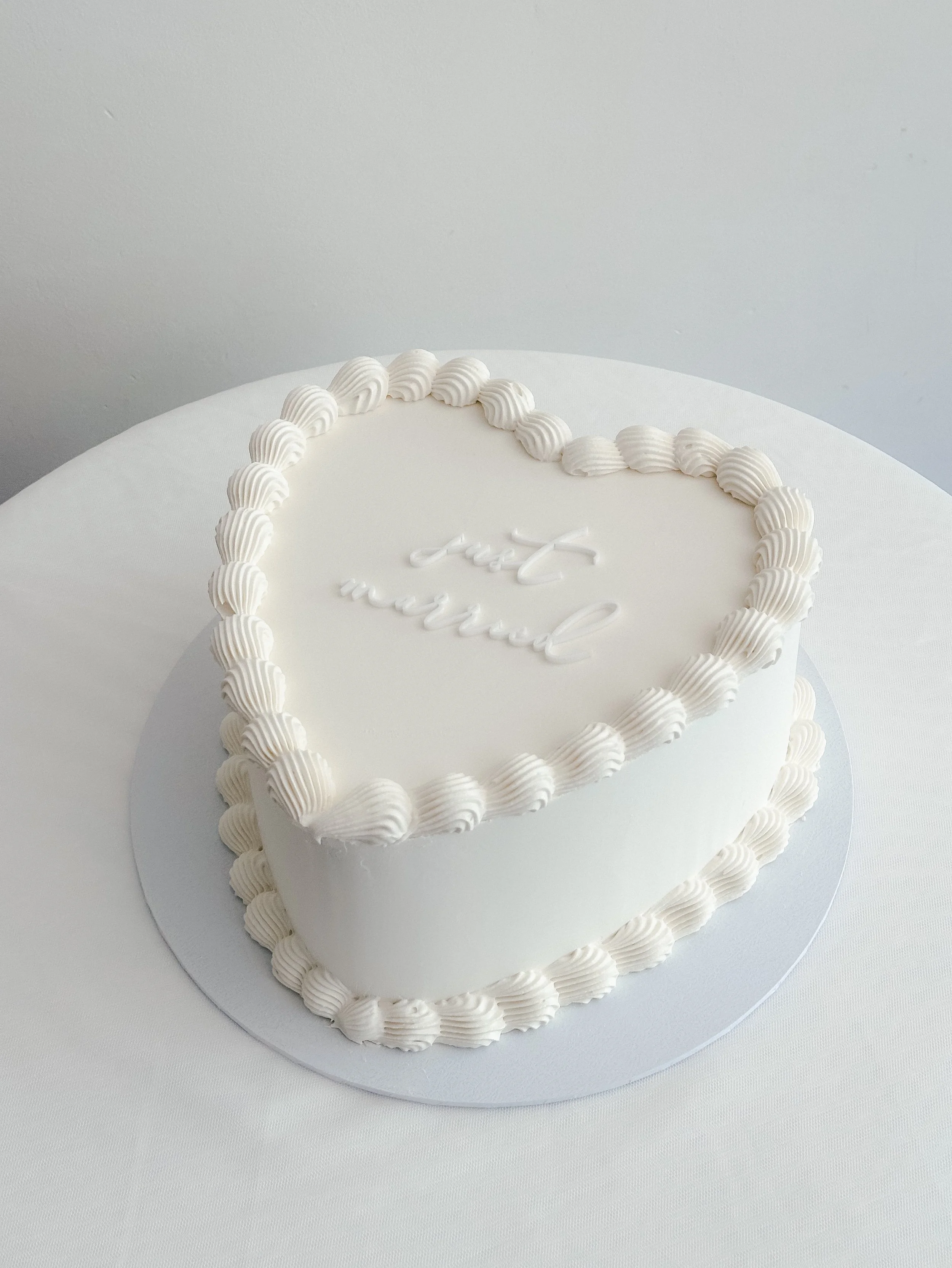 M &amp; DJ 🤍
A gluten-free heart cake in Orange, Passionfruit &amp; Elderflower for the sweetest wedding at the start of the year. 

And that final cake-cutting moment, beautifully captured by the lovely @ingridkjelling.photo 

#sieveandstone