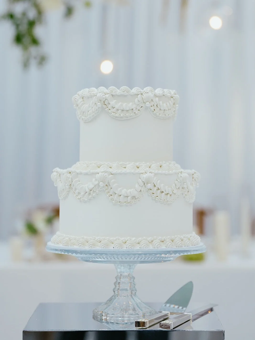 Lucinda &amp; Alex ✨
A beautiful Lambeth piped wedding cake from November at Lamonts Bishop House, created alongside Alex from State of Art Events.

Flavours of Vanilla Bean and Lemon &amp; Blueberry finished with soft piping details with touches of 