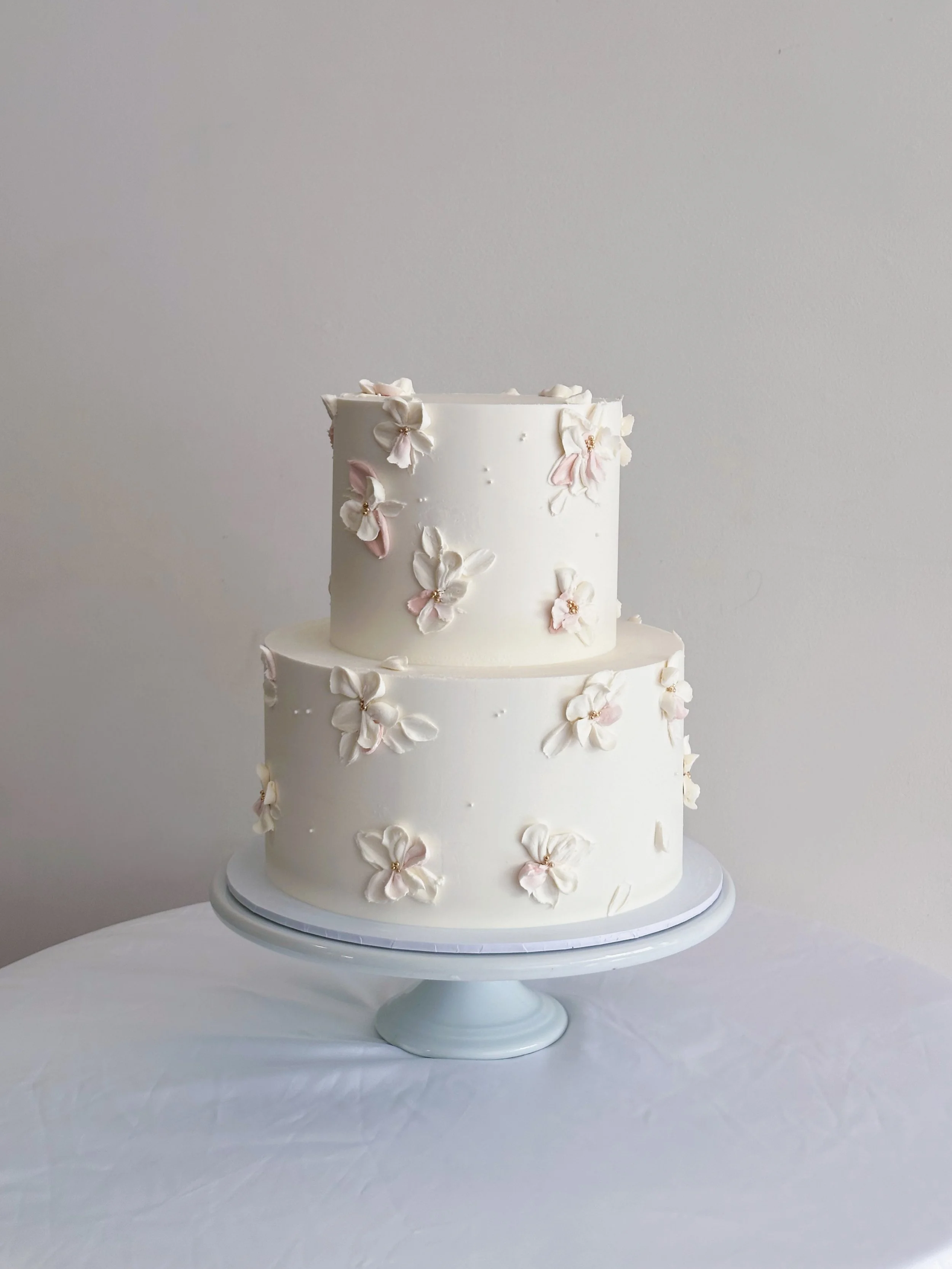 S &amp; B 🤍
Hand-made pink and white petals, delicate pearls, and a pretty two-tier design created for a beautiful April wedding. 

Elegant and full of romantic details.

Cake: @sieveandstone 
Venue: @cavershamhouse ✨

#perthweddings #sieveandstone