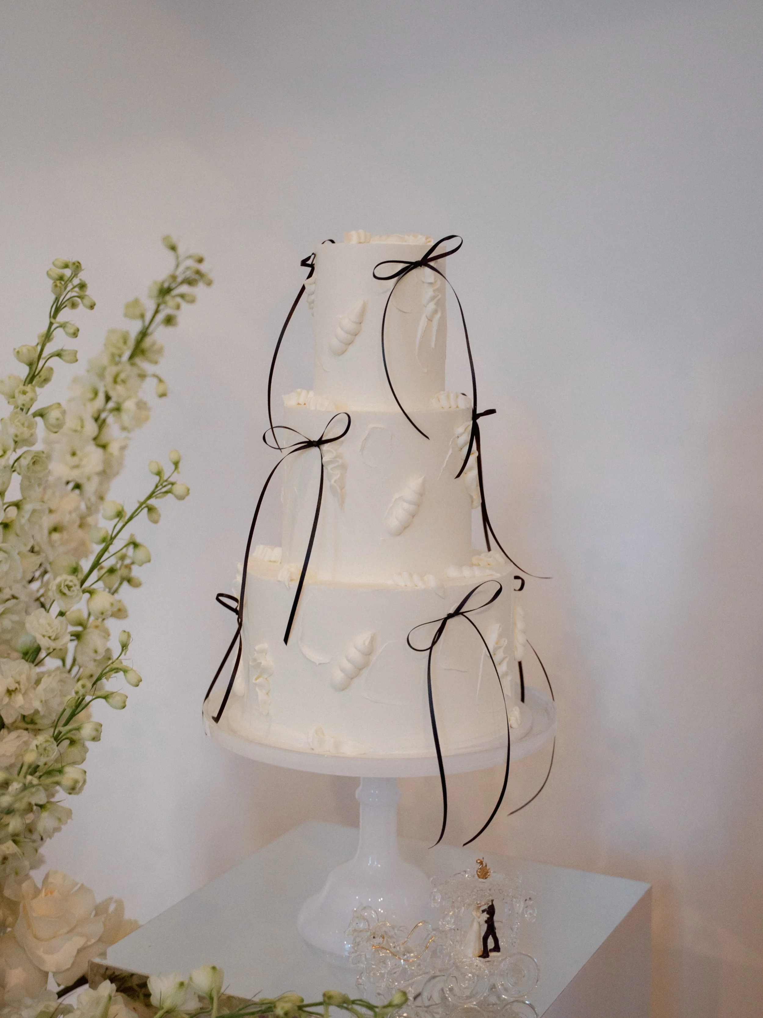 🖤 R &amp; P 🖤 This beauty made her statement at The State Buildings. Complete with black bows, textures, retro piping and all the charm. Loved this collaboration with the incredible team at @state_of_art_events 🕊️✨
 Congratulations R &amp; P, it w