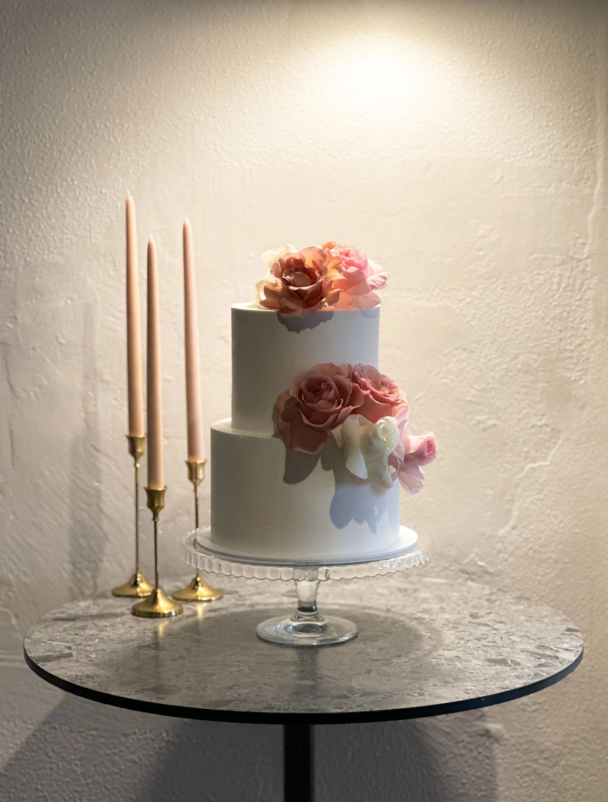 Brooke &amp; Lauren 🤍
Looking back on this beautiful October wedding at Guildhall, North Fremantle.

A classic two-tier cake with the prettiest pink and nude garden roses. Featuring our white chocolate and almond cake for one of the tiers. ✨

Team;
