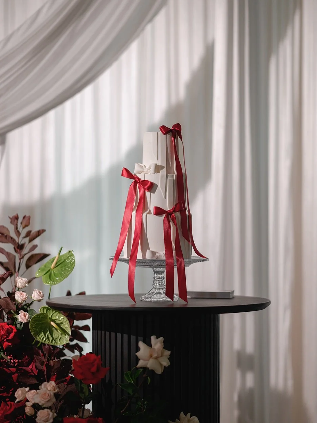 Three tiers of red and white romance 🤍&hearts;️

A little colour and drama at the beautiful setting @balmainestate. Loved creating this beauty alongside such a talented team.

Venue &ndash; @balmainestate 
Styling &amp; Planning &ndash; @confettiand
