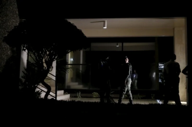  Policisti stražijo ob vhodu v pisarno Mossack Fonseca pozno zvečer v mestu Panama, april 2016. Foto: Carlos Jasso / Reuters 