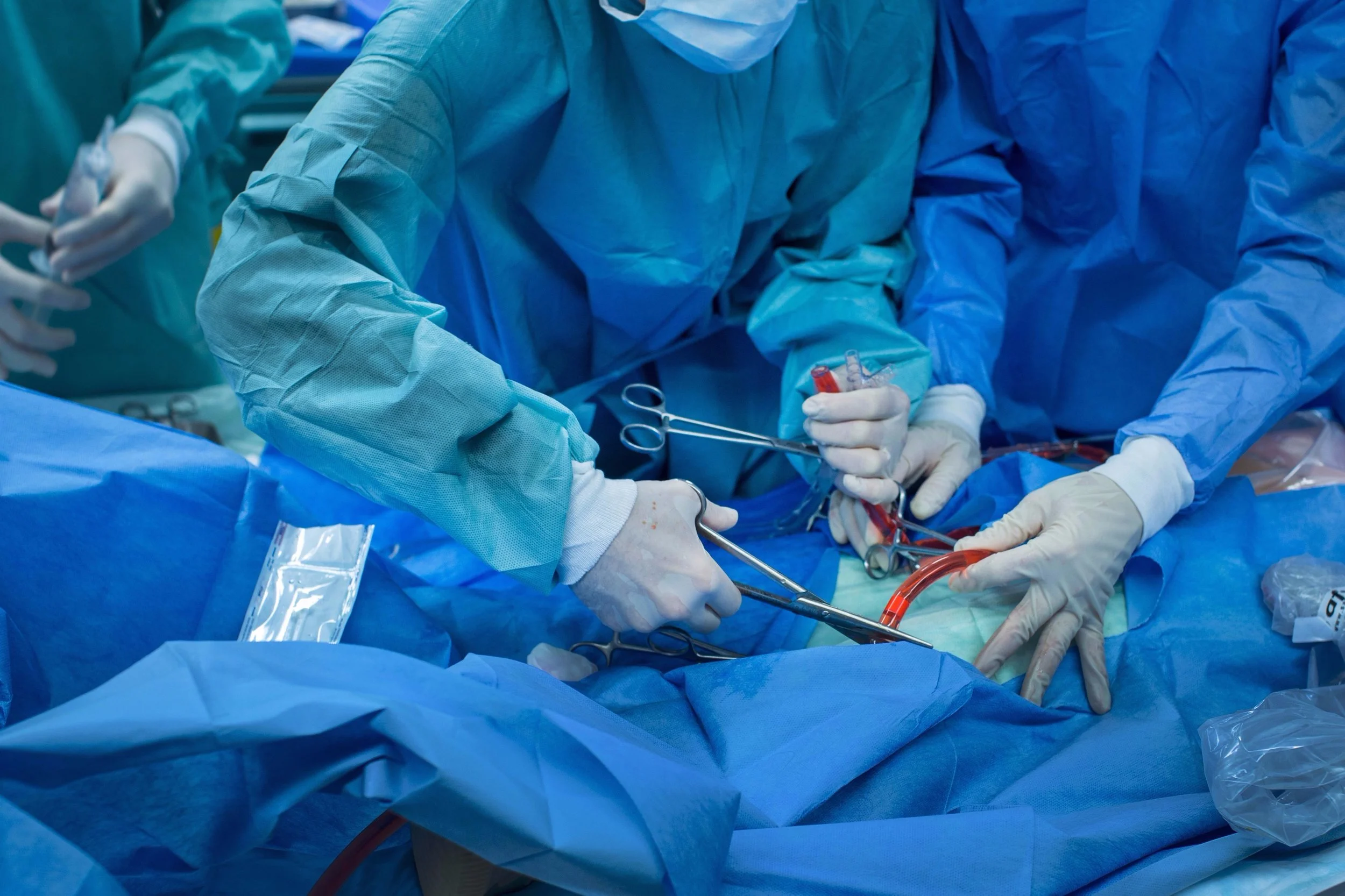 Trg z medicinskimi pripomočki cveti in ubija