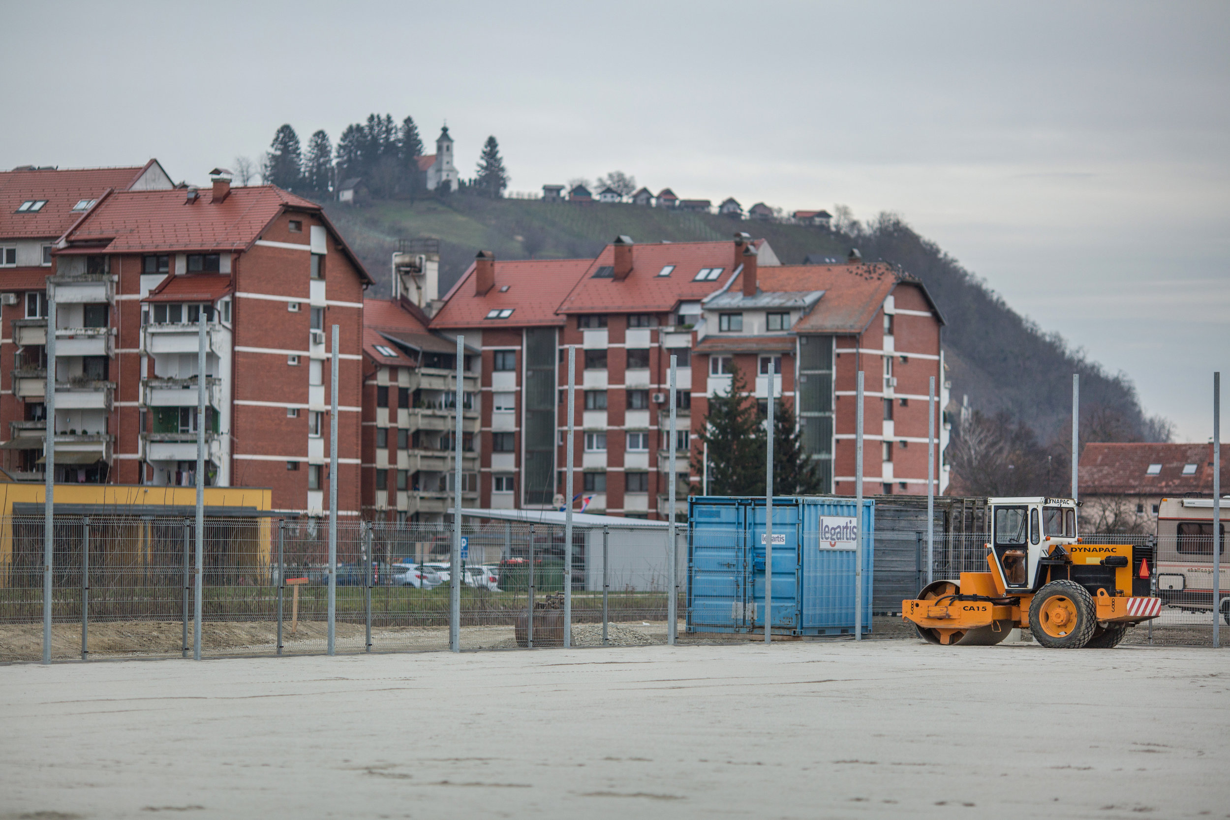  Podjetje Legartis je ravnalo in pripravljajo teren pri lendavski dvojezični srednji šoli. Foto: Matej Povše 