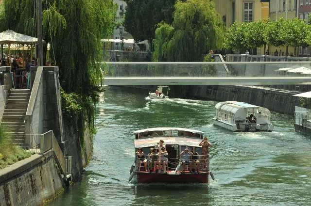  Turistične ladjice na Ljubljanici. Foto STA 