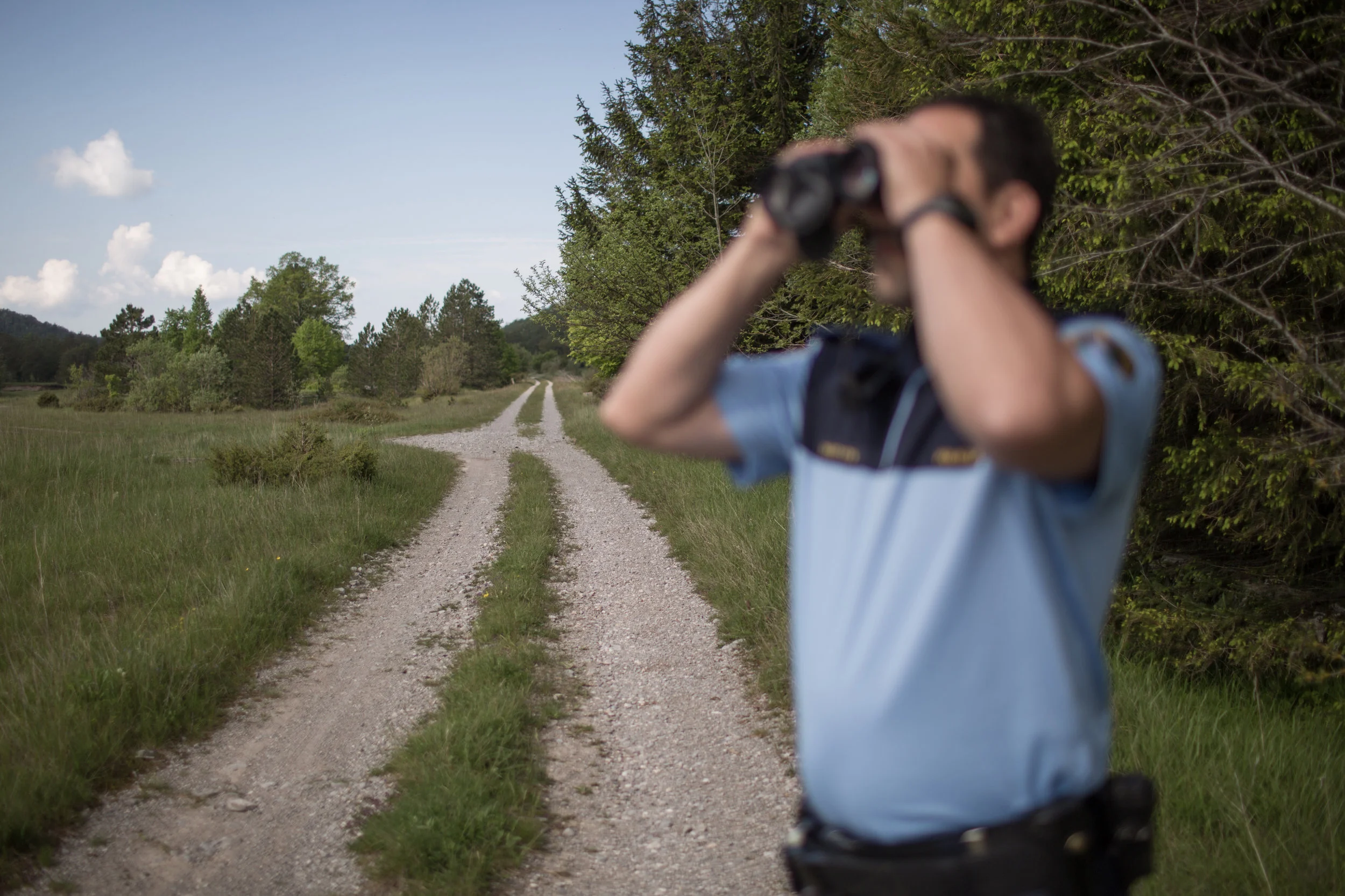  Slovenski policajac na granici između Slovenije i Hrvatske. 