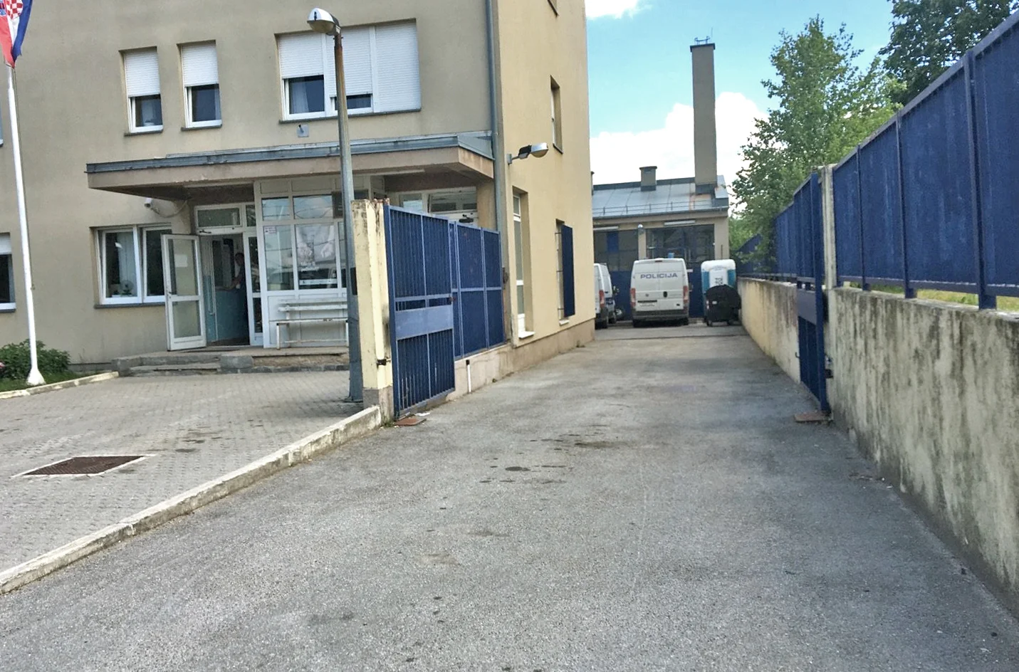  Policijska stanica Korenica, u pozadini garaža, gde zadržavaju ljude. 