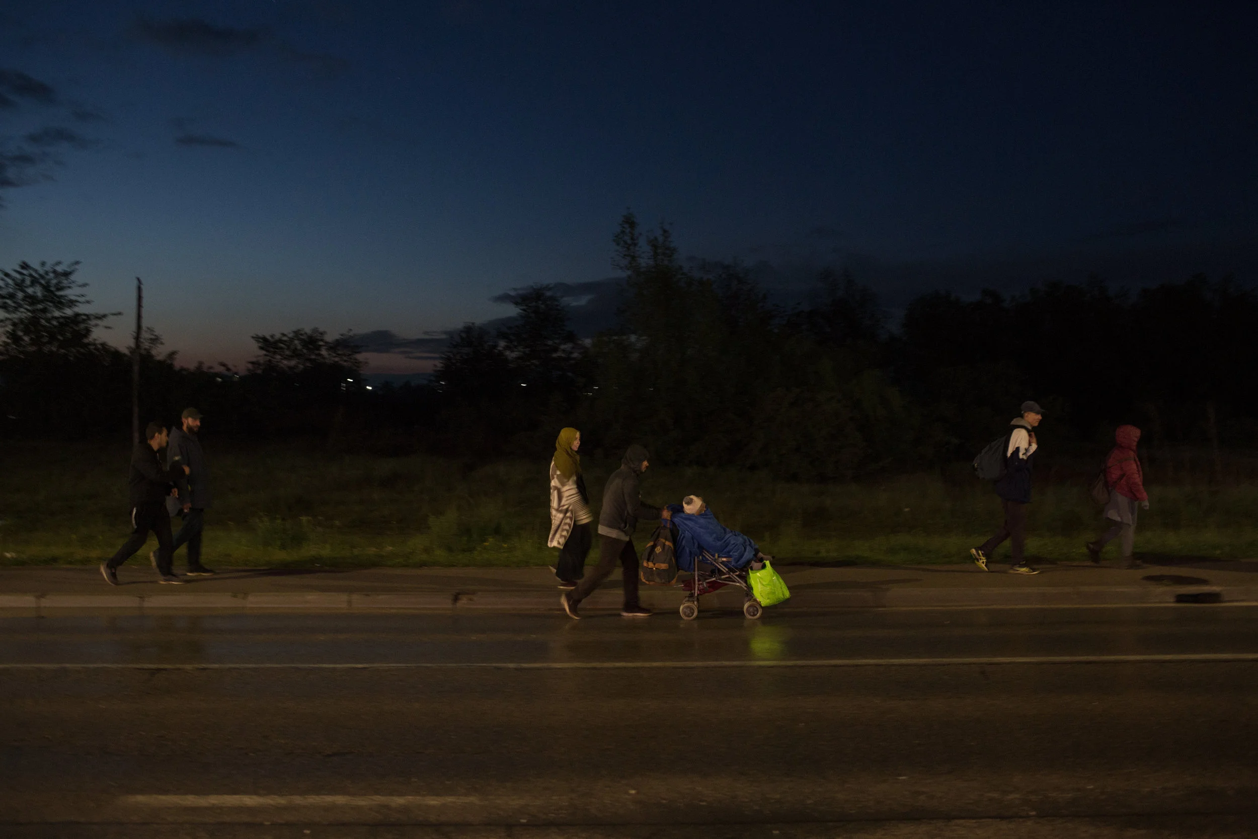  Sirijska obitelj iz Hame je uspela doći do Slovenije. Tamo so susreli policiju, koja ih je vratila u Hrvatsku i na kraju prevezla blizu bosanske granice. Na fotografiji traže mesto za spavanje u Veliki Kladuši u BiH. 