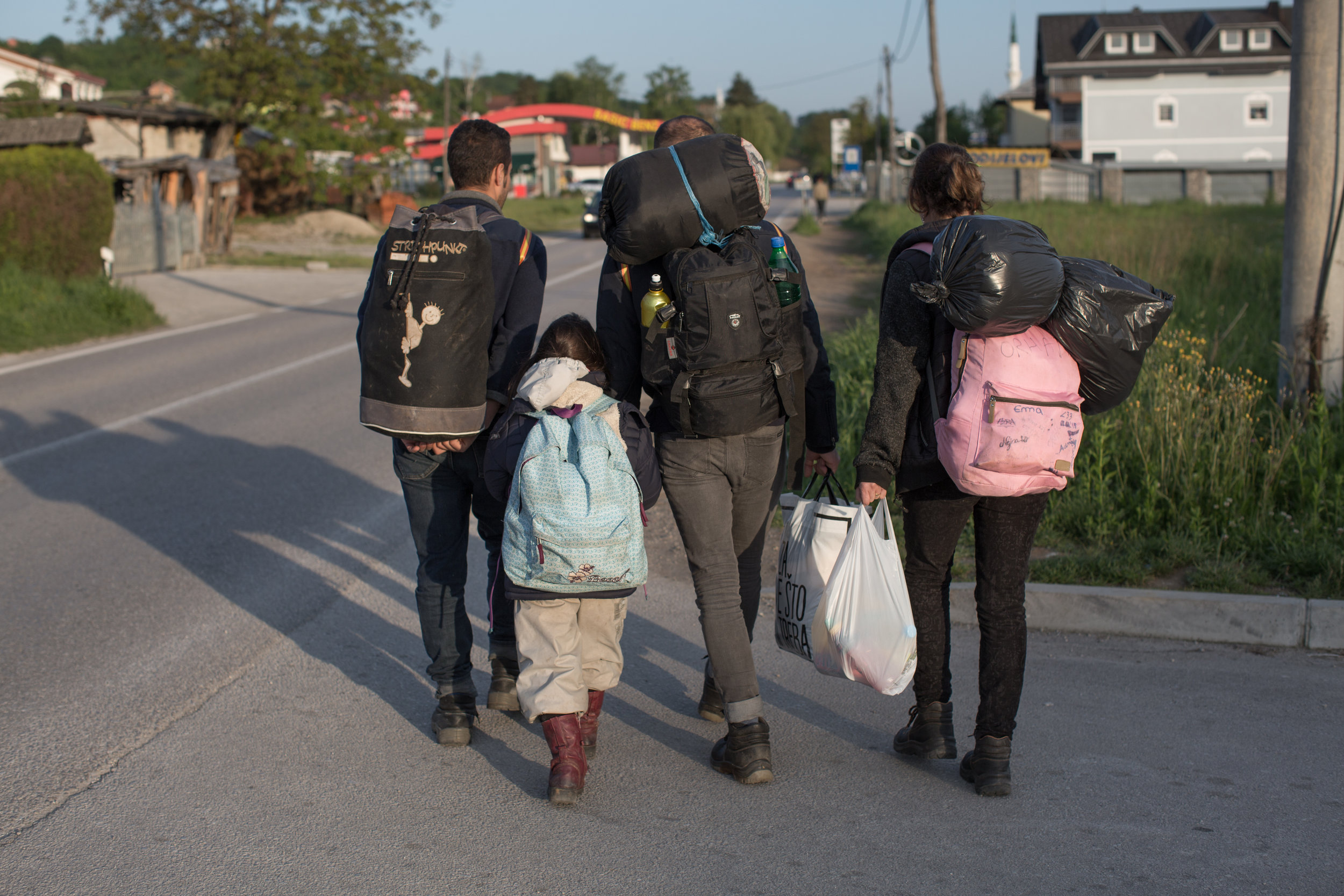  Prebežniki iz Sirije na poti proti migrantskemu centru Miral, Velika Kladuša, BiH 