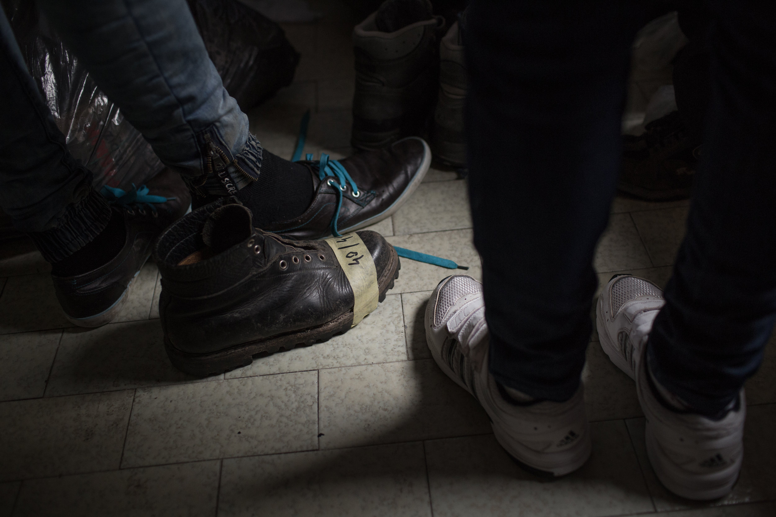  NGOs give migrants dry and clean clothing and footwear, Velika Kladuša, BiH. 